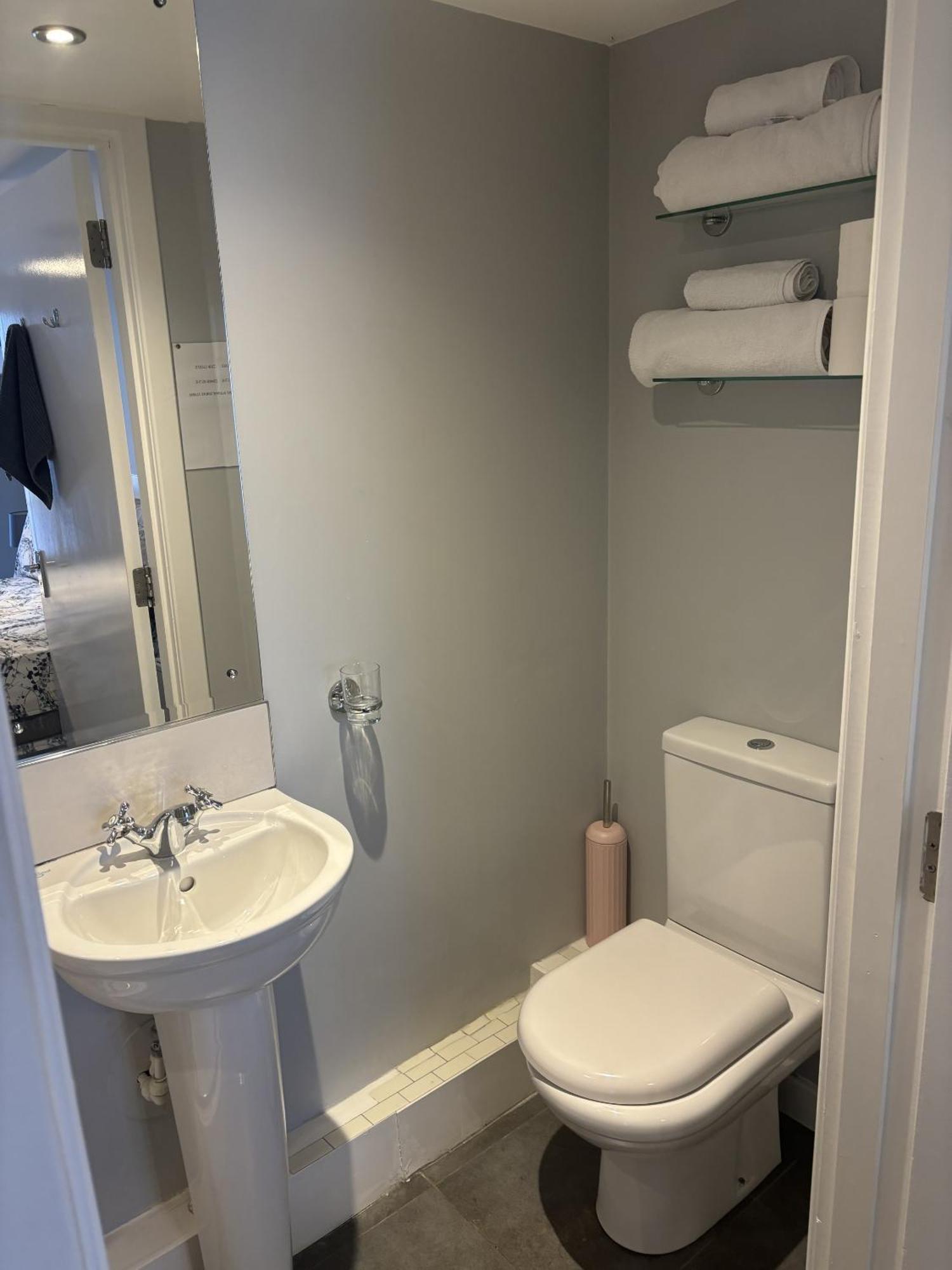 Black Bull With Rooms Upper Cumbernauld Chambre photo